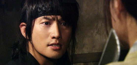 韓国KBSドラマ「姫の男」のキム・スンユ（パク・シフ）がセリョンに刀を向ける姿が公開された。「あなたの手で殺される日を待っている」と言ったセリョン（ムン・チェウォン）にその日がやって来たのだろうか。