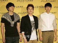 「JILL STUART（ジルスチュアート）」の2011秋冬ランチングファッションショーがソウルで開催され、YOGA講師ジェシカ、俳優チョン・ギョウン、ノ・ミヌ、歌手SEVEN、アイドルグループ「2AM」のチョン・ジンウン、チャンミン、イム・スルオンらが参加した。