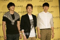 「JILL STUART（ジルスチュアート）」の2011秋冬ランチングファッションショーがソウルで開催され、YOGA講師ジェシカ、俳優チョン・ギョウン、ノ・ミヌ、歌手SEVEN、アイドルグループ「2AM」のチョン・ジンウン、チャンミン、イム・スルオンらが参加した。