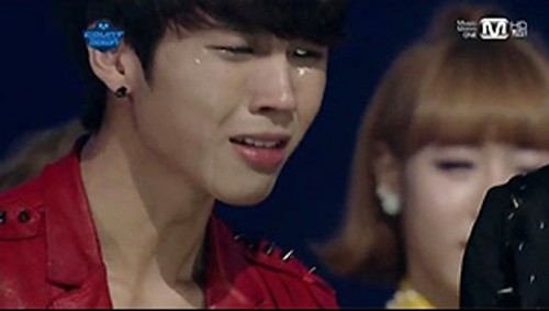 韓国の7人組男性アイドルグループ「INFINITE」（インフィニット）がデビュー後、初の一位をかざり号泣した。写真＝Mnet「エムカウントダウン」のキャプチャ