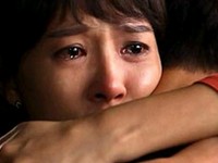3日に放送された韓国SBS週末ドラマ「女の香り」第13話は視聴率19.8％を記録し、週末ドラマで1位となった。ヨンジェ（キム・ソナ）をかばい交通事故を起こしたジウク（イ・ドンウク）の意識が回復し、ヨンジェに再び愛を告白、視聴者に感動を与えた。