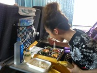 韓国の人気女性グループ「2NE1」（トゥエニィワン）のメンバー、サンダラ・パク（ダラ）が汽車旅行中に撮った写真が話題となった。
