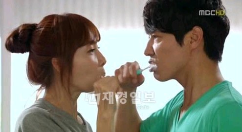 韓国MBCドラマ「負けてたまるか！」で、ユン・サンヒョンとチェ・ジウが歯磨き粉の出し方が原因でケンカを始め、昨夜散らかしたお互いの物を蹴り合い、睨み合いながら歯磨きをする場面が放送された。