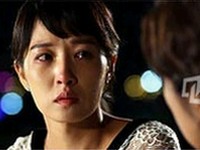 韓国SBS週末ドラマ「女の香り」第14話は、視聴率20.4％を記録した。ヨンジェ（キム・ソナ）と一番親しい患者ヒジュ（シン・ジス）の病状が突然悪化し、亡くなるという衝撃の中、ヨンジェは母親スンジョン（キム・ヘオク）に病気のことを伝える決心をする。