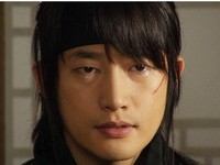 韓国KBSテレビ水木ドラマ「姫の男」(脚本ジョ・ジョンジュ、キム・ウク、演出キム・ジョンミン、パク・ヒョンソク)の主人公キム・スンユ(パク・シフ)の頬に鋭い剣の傷がある写真が公開され、視聴者たちの「知りたい病」が大きくなっている。