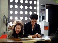 MBC水木ドラマ「負けてたまるか」の撮影現場が俳優ソン・ドンイルの円熟したコミカル演技で大いに賑わうという。