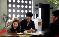 MBC水木ドラマ「負けてたまるか」の撮影現場が俳優ソン・ドンイルの円熟したコミカル演技で大いに賑わうという。