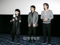 映画「るつぼ」の特別試写会が9日午後、ソウル狎鴎亭CGVで行われた。この日の舞台挨拶には、ファン・ドンヒョック監督を始め、コメディアンのキム・ミファや主演俳優コン・ユらが参加した。