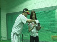 韓国SBS E！TV グローバル芸能ニュース「K-STAR news」の製作陣は、秋夕(チュソク)に韓国プロ野球チーム「LGツインズ」の始球式で始球者を務めことになった韓国ガールズグループ「T-ara」(ティアラ)のヒョミンの様子をリポートした。