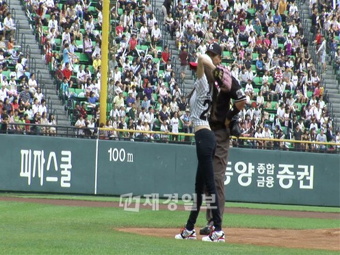 韓国SBS E！TV グローバル芸能ニュース「K-STAR news」の製作陣は、秋夕(チュソク)に韓国プロ野球チーム「LGツインズ」の始球式で始球者を務めことになった韓国ガールズグループ「T-ara」(ティアラ)のヒョミンの様子をリポートした。