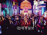 韓国の人気ガールズグループ「KARA」(カラ)が、韓国でカムバックするや各音楽番組やチャートなどで1位を占め、歌謡界に旋風を巻き起こしている。
