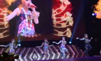 2NE1の日本初ツアーが19日、横浜アリーナーでスタートした。左からMINZY(17)、BOM(27)、DARA(26)、CL(20)