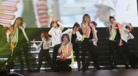 2NE1の日本初ツアーが19日、横浜アリーナーでスタートした。左からBOM(27)、MINZY(17)、CL(20)、DARA(26)