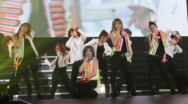 2NE1の日本初ツアーが19日、横浜アリーナーでスタートした。左からBOM(27)、MINZY(17)、CL(20)、DARA(26)