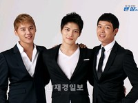 韓流スター「JYJ」（ジェジュン、ユチョン、ジュンス）が韓国大手製薬会社「鍾根堂」の代表品目である鎮痛剤ペンザルQ(www.penzalq.com)の広告撮影を極秘にしたといい話題となっている。