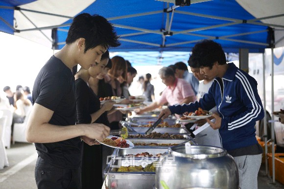 17日、韓国一山製作センターではキム・ジェジュンのサポーターズが韓国SBS「ボスを守れ」制作陣100人分のバイキングを用意したという。