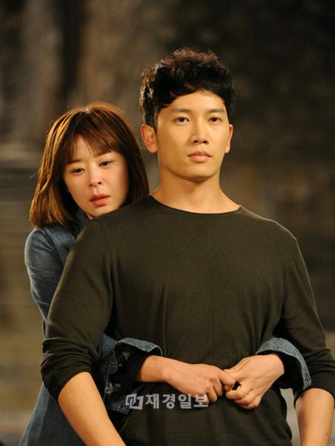 韓国SBS水・木ドラマ「ボスを守れ」のチェ・ガンヒがチソンを切なげにバックハグした。
