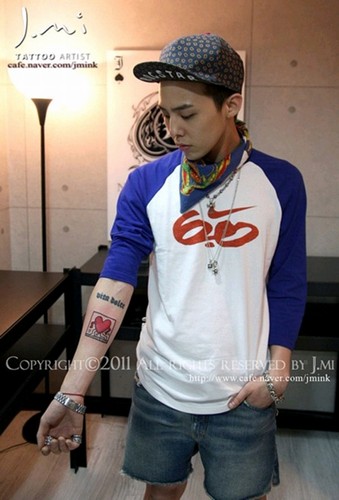 韓国ポータルサイトに20日、「G-DRAGONの新しいタトゥー」というタイトルで男性アイドルグループ「BIGBANG」のリーダー、G-DRAGON（ジードラゴン）の写真がアップされた。写真= オンラインコミュニティ