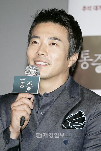 韓国の俳優クォン・サンウが19日、昨年に負傷した脚の傷が再び悪化したことで、シンガポールから急遽韓国に帰国して病院に向かった。