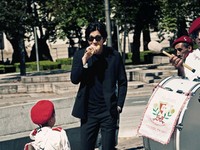 韓国俳優コン・ユは、ポルトガルを背景にファッション誌「Harper's BAZAAR」韓国版の撮影で男性らしさ溢れる洗練された姿をみせた。写真＝Harper's BAZAAR
