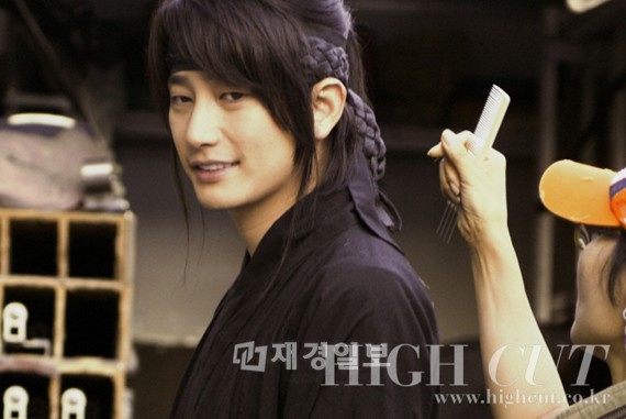 韓国KBS2ドラマ『姫の男』で完朝男(完璧な朝鮮男子)として女心を揺さぶるパク・シフの清純な雰囲気が魅力的なオフショット写真が公開された。写真＝HIGH CUT