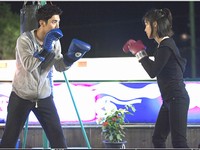 韓国KBS TVの新月火ドラマ「ポセイドン」(脚本ショ・ギュウォン、演出ユ・チョリョン/製作エネックステレコム)で、屋上で楽しそうにボクシング対決をする場面が話題となった。写真=エネックステレコム