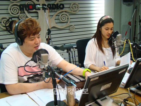 韓国の人気ガールズグループ「KARA」(カラ)のパク・ギュリが、DJとして活躍中の韓国MBC FMのラジオ番組「シムシムタパ」(退屈打破)を降板することになった。
