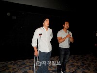 足首を負傷していた俳優のクォン・サンウが先週末、映画『痛み』の舞台挨拶に立った。
