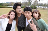 韓国SBSのドラマ 『ボスを守れ』の公式ツイッターでチェ・ガンヒ、チソン、キム・ジェジュン、ワン・ジヘの4人が一緒に写った写真が掲載され、話題となっている。