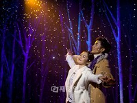 アジアで韓流ブームを巻き起こしたドラマ「冬のソナタ」のミュージカル版「冬のソナタ」が27日に初公演を行い観客から好評を得たという。