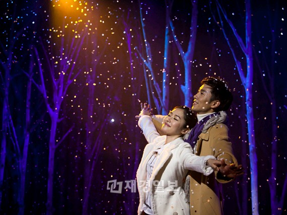 アジアで韓流ブームを巻き起こしたドラマ「冬のソナタ」のミュージカル版「冬のソナタ」が27日に初公演を行い観客から好評を得たという。