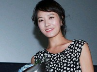 韓国の人気女優キム・ソナのファンが、映画『闘魂』の広報で忙しいキム・ソナのために“秘密の試写会”を企画した。キム・ソナが気づかないように“007作戦”を繰り広げたという。