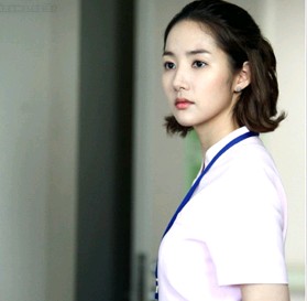 韓国の人気女優パク・ミニョンが、韓国KBS2TV「姫の男」の後続として12日に初放送される新水木ドラマ「栄光のジェイン」で、身寄りのない孤独な環境の中でも“白衣の天使”として明るく生きていくユン・ジェイン役を熱演する。写真=キムジョンハクプロダクション