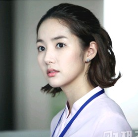 韓国の人気女優パク・ミニョンが、韓国KBS2TV「姫の男」の後続として12日に初放送される新水木ドラマ「栄光のジェイン」で、身寄りのない孤独な環境の中でも“白衣の天使”として明るく生きていくユン・ジェイン役を熱演する。写真=キムジョンハクプロダクション