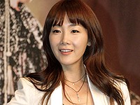 ドラマ「冬のソナタ」で一世を風靡したチェ・ジウの人気が健在だ。チェ・ジウは「日経エンターテインメント」最新号の特集「韓流スターランキング｣で人気度と知名度の両部門で1位に輝いた。