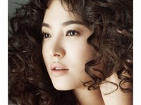 韓国の女優ソン・ヘギョが、6日に発売されるスタイルマガジン『ハイカット』で人形のように完璧な美貌を披露した。写真＝ハイカット