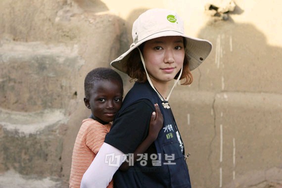 韓国の人気女優パク・シネが、9月24日から10月2日まで8泊9日の日程で、アフリカ・ガーナでボランティア活動を行った。