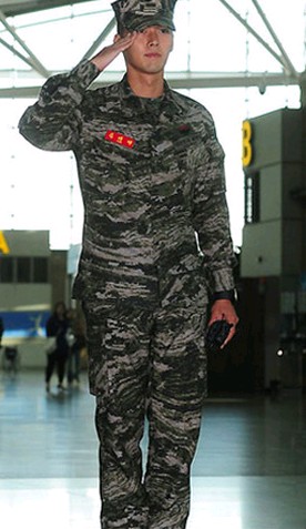 韓国海兵隊に服務中の俳優ヒョンビンが新型軍服姿で空港に現れ、話題になった。
