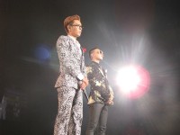 BIGBANGのG-DRAGONとT.O.Pによるスペシャルユニット「GD&TOP」の日本デビューシングル「OH YEAH feat.BOM」が発売中止されることになった。写真は、9月に横浜アリーナで開催された2NE1の日本初ツアー｢NOLZA in Japan｣にスペシャルゲストとして登場したG-DRAGON（右）とT.O.P（左）
