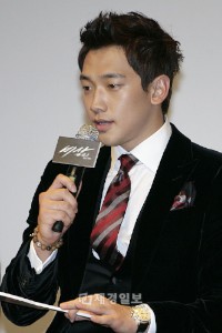 韓国映画『飛上』の制作発表会が7日、釜山の新世界百貨店の文化ホールで開かれた。