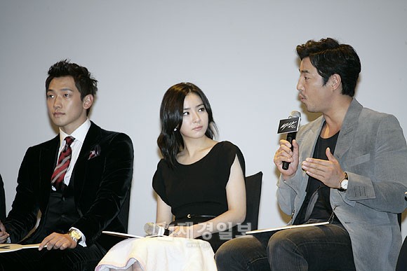 韓国映画『飛上』の制作発表会が7日、釜山の新世界百貨店の文化ホールで開かれた。
