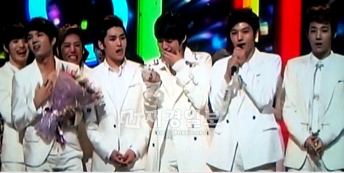 韓国7人組男性グループ「INFINITE」（インフィニット）が9日に放送された韓国SBS TVの音楽番組「人気歌謡」で1位に該当する『ミュティズン・ソング』を受賞し、他を抑えた独走体制でアイドルグループとしての実力を見せた。