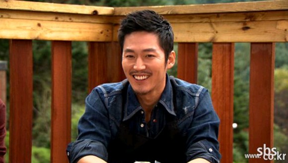 10日に放送された韓国SBSトークショー「ヒーリングキャンプ、嬉しいじゃないか」に、韓国SBS新水木ドラマ「根深い木」でテレビドラマにカムバックした俳優チャン・ヒョクが出演し、ホットドッグにまつわる自身のエピソードを告白した。