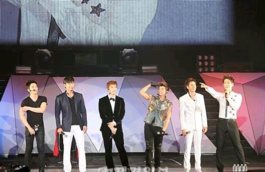 アジアで人気の韓国男性パフォーマンスグループ「2PM」（ツーピーエム）のアジアツアー「2PM HANDS UP TOUR CONCERT」がファンの大きな愛を受けて、アジア各国に衝撃を与えている。写真= JYP Ent.提供