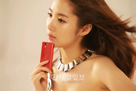 韓国女優パク・ミニョンが、ソニー・エリクソンの新商品である女性向けスマートフォン「XPERIA ray」の広告モデルに抜擢された。テレビCMを通して同商品のスリムかつグラマーな魅力をアピールするダンスを披露して話題となっている。