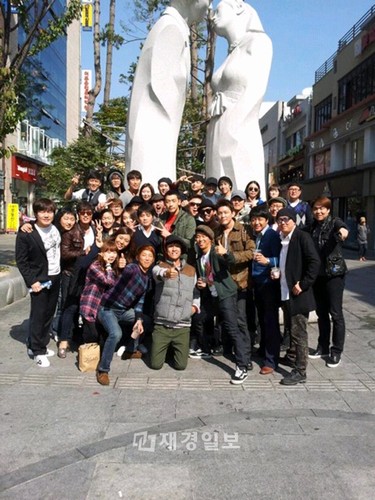 MBLAQ（エムブラック）のメンバー、G.O（ジオ）は自身のツイッターでRain（ピ）の友人が集まって撮影した団体写真1枚をアップした。
