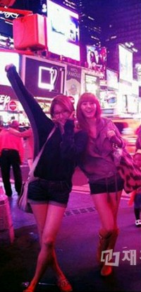 韓国女性歌手G.NAは11日、自身のツイッターに「タイムスクエアで4Minuteのナム･ジヒョンと一緒に。一日目はこのように夢ゆめうつつに」というコメントと共に写真をアップした。