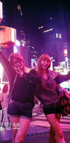 韓国女性歌手G.NAは11日、自身のツイッターに「タイムスクエアで4Minuteのナム･ジヒョンと一緒に。一日目はこのように夢ゆめうつつに」というコメントと共に写真をアップした。