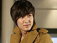最近、ロシアの某韓国ドラマサイトで行われた「人気絶頂の男性俳優は誰？」というアンケートで、イ・ミンホが50.39％という圧倒的な支持を受け、1位を獲得した。
