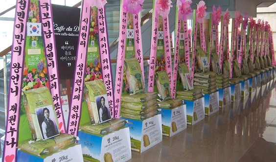 韓国男性アイドルグループ「SUPER JUNIOR」（スーパージュニア）のソンミンが米2トンを一人暮らしの高齢者支援のために寄付した。 
